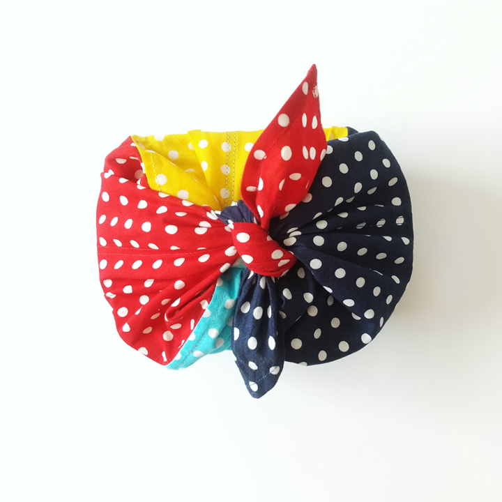 縦結びになっています
パッと見た感じではきれいに見えるかもしれませんが、実はほどけやすいです。赤と青の結び目の中に黄色と水色の結び目が入ってしまっているので持ちにくくもあります。