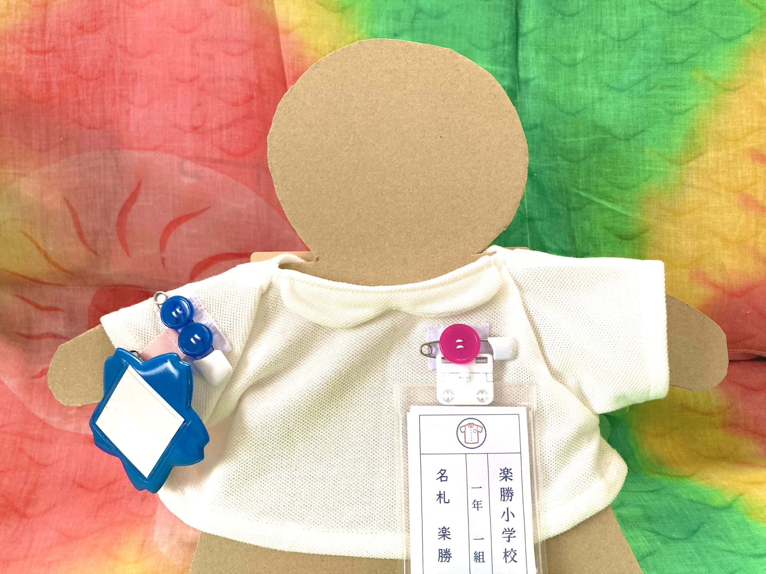 「名札も楽勝！」を体験できる楽勝ちゃん
安心安全な名札留め具があるから簡単に名札が付けられます