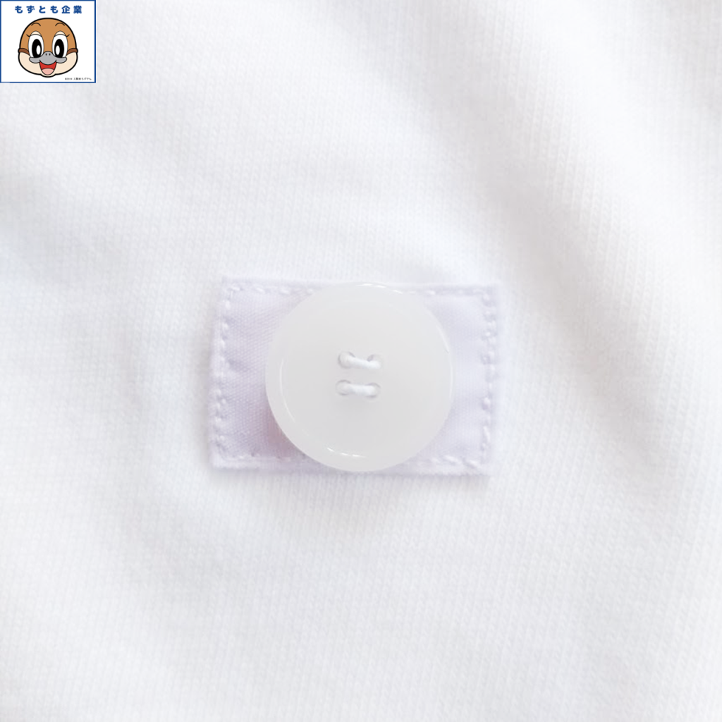 もずやんの「名札も楽勝！」付Tシャツ
半袖白
名札も楽勝！をつけている部分のアップ
カラー　水あめホワイト