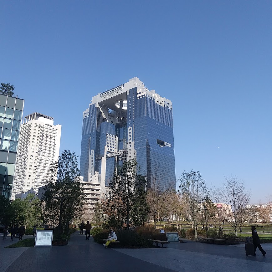 梅田スカイビルと青空の写真です
